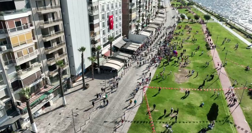 İzmir’in kurtuluşunun 104. yılında Kordon’da süvari geçişi İzmir'in düşman işgalinden kurtuluşunun 104. yıl dönümü dolayısıyla düzenlenen etkinlikler