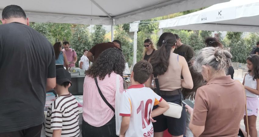 İzmirliler İZKİTAP’a büyük ilgi gösterdi İZKİTAP - 8. İzmir Kitap Fuarı, hafta sonunda da okurların
