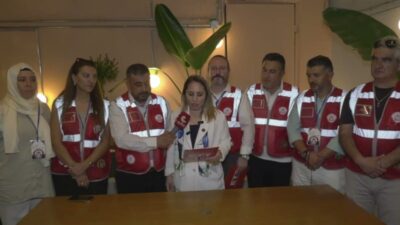 Kademeli emeklilikle adalet isteyen bir grup vatandaş Kadıköy İskele'de buluştu