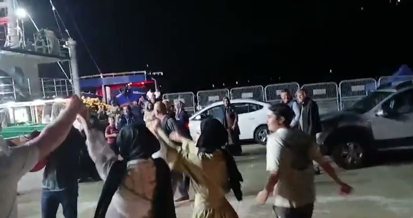 Rize’nin Pazar ilçesine bağlı Balıkçı Köyü’nde balıkçılar, av yasağının sona