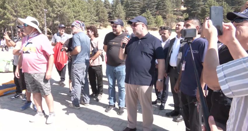 Dulkadiroğlu Belediyesi tarafından düzenlenen 2’nci Yalnız Ardıç Yamaç Paraşütü Festivali,