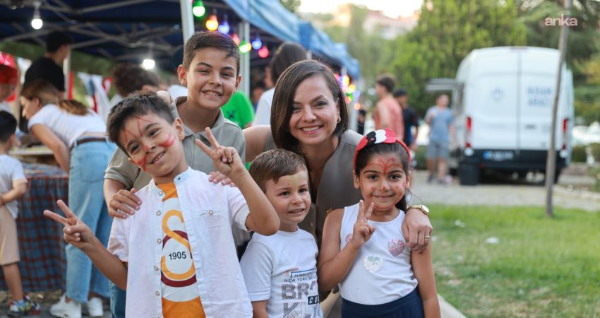 Karabağlar Belediyesi’nin kendi personeli ve teknik altyapısıyla düzenlediği “Neşeli Sokaklar