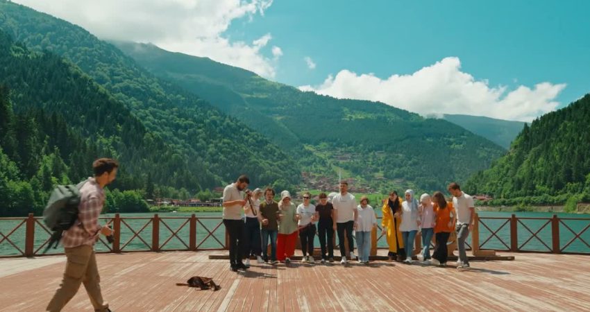 Karadeniz bu kez “Kalbimin Rotası Karadeniz” mini dizisinin rotasında Cemre Baysel ve Mert Yazıcıoğlu’nun başrollerini paylaştığı “Kalbimin Rotası Karadeniz”,