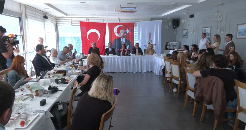  Karşıyaka Belediye Başkanı Yıldız Ünsal, İzmir Büyükşehir Belediyesi ekiplerince reklam