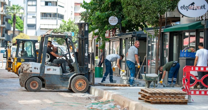 Karşıyaka Belediyesi, Bostanlı Mahallesi’nin işlek bölgelerinden Cemal Bülbül Sokak’ta kapsamlı