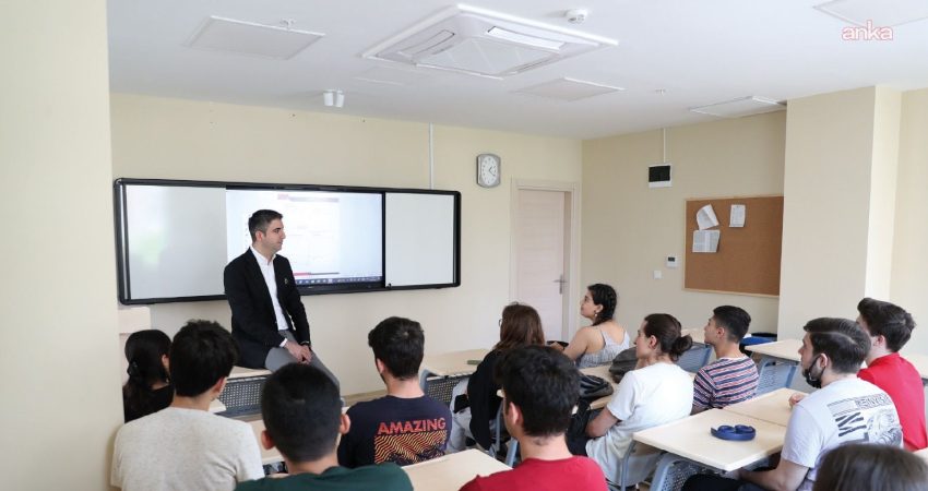 Kartal Belediyesi Mustafa Necati Destek Eğitim Kursları’ndan YKS başarısı Kartal Belediyesi’nin eğitimde fırsat eşitliğini desteklemek ve öğrencilerin akademik başarılarına