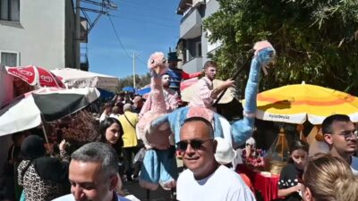 İzmir'in Karabağlar ilçesinde, coğrafi işaretli Kavacık üzümünü tanıtmak amacıyla düzenlenen