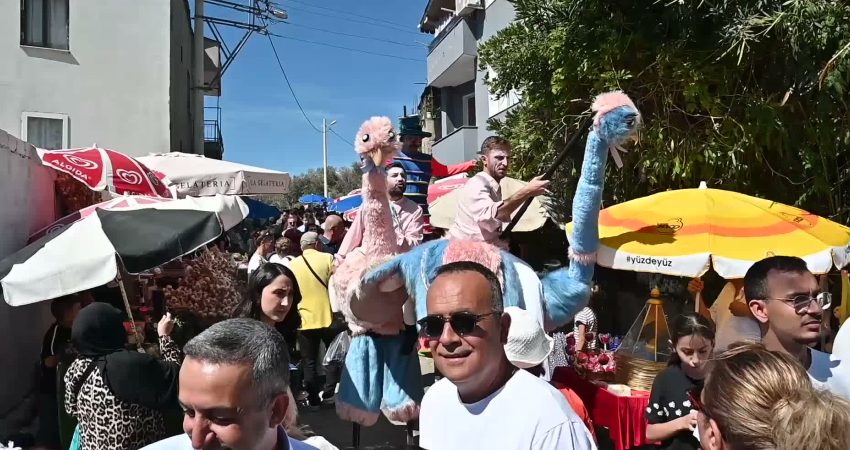 Kavacık Üzüm Festivali’nde üreticinin emeği vitrine çıktı İzmir'in Karabağlar ilçesinde, coğrafi işaretli Kavacık üzümünü tanıtmak amacıyla düzenlenen