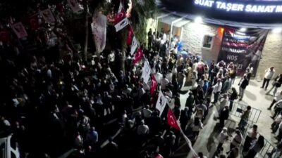CHP Genel Başkanı Kemal Kılıçdaroğlu, İzmir'in Karşıyaka ilçesinde düzenlenen yürüyüşe