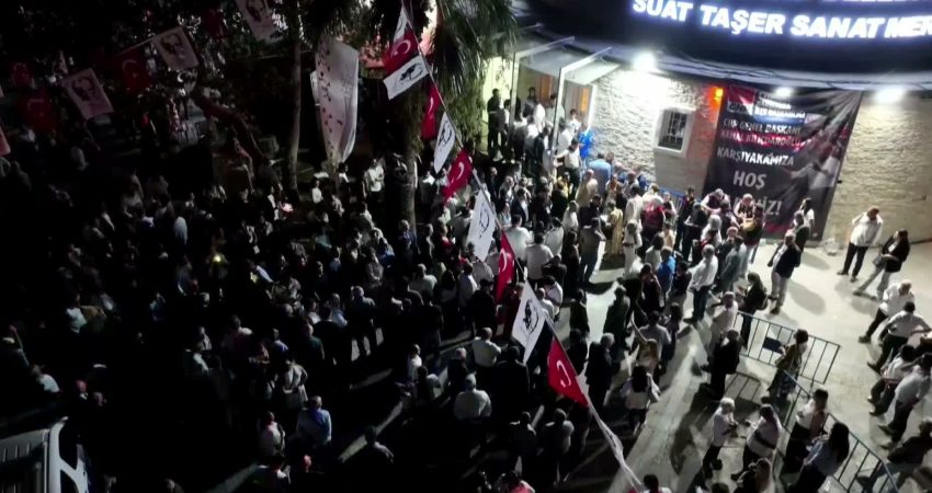 CHP Genel Başkanı Kemal Kılıçdaroğlu, İzmir'in Karşıyaka ilçesinde düzenlenen yürüyüşe