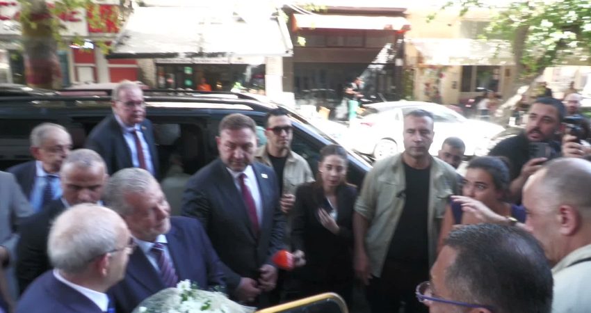 Kemal Kılıçdaroğlu’nu karşılayan 78 yaşındaki lokanta esnafı Yardımcı: “Onun dürüstlüğüne inanıyorum, eminim” İzmir'de CHP Genel Başkanı Kemal Kılıçdaroğlu'nu İzmir Esnaf ve Sanatkarlar