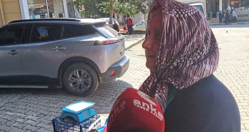 Artvin'in Kemalpaşa ilçesinde pazara alışveriş için gelen emekli Lütfü Yılmaz,
