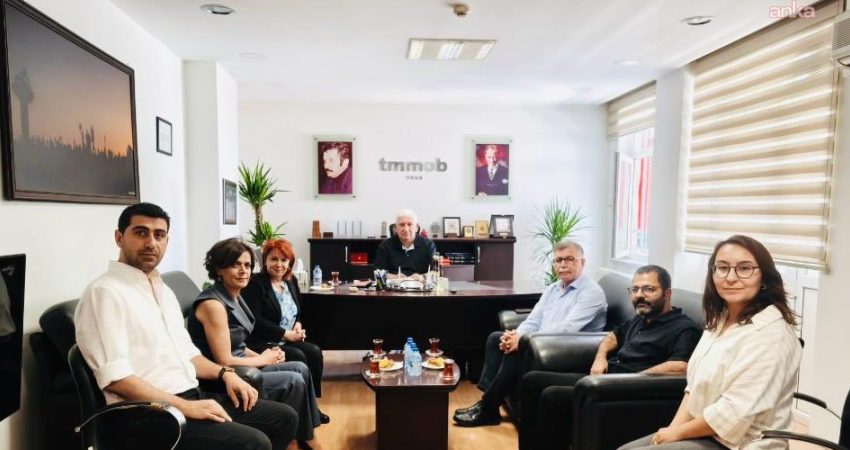 KESK heyeti, TMMOB’u ziyaret etti Kamu Emekçileri Sendikaları Konfederasyonu (KESK) yöneticileri, Türk Mühendis ve Mimar