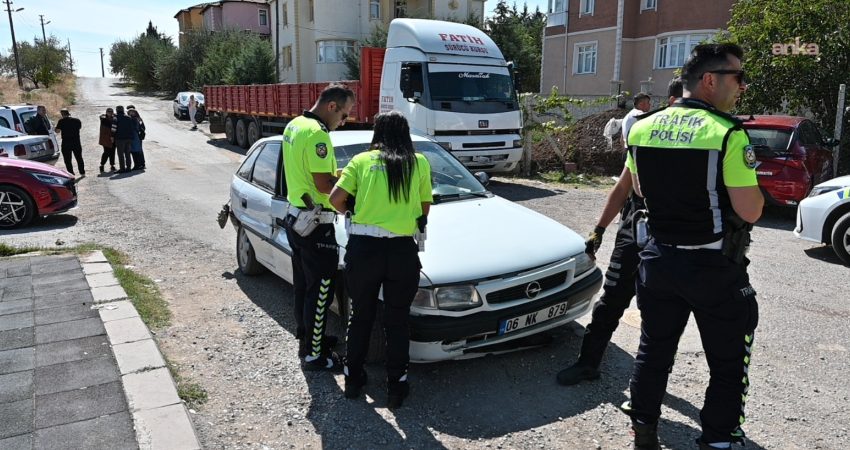 Kırıkkale’de ehliyetsiz sürücü ile aday sürücünün araçları çarpıştı: 4 yaralı Kırıkkale’de 14 yaşındaki ehliyetsiz sürücünün kullandığı otomobil ile ehliyet sınavındaki