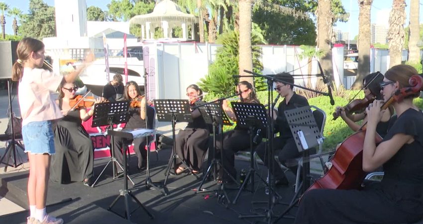 Kızı keman çaldı, annesi yönetti 95'inci İzmir Enternasyonal Fuarı’nda (İEF) ziyaretçiler “Şef Sensin” etkinliğiyle orkestra