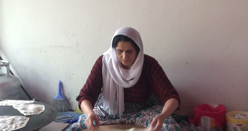 Mardin’in Kızıltepe ilçesine bağlı Cumhuriyet Mahallesi’ndeki 8 Mart Parkı yemek
