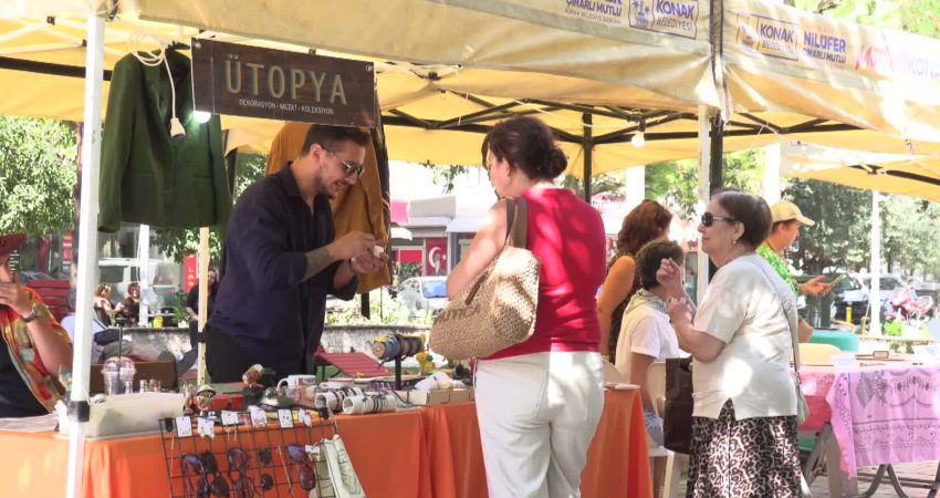 Konak Belediyesi’nin Güzelyalı Fuat Göztepe Parkı’nda düzenlediği "80’ler 90’lar Şenliği"nde