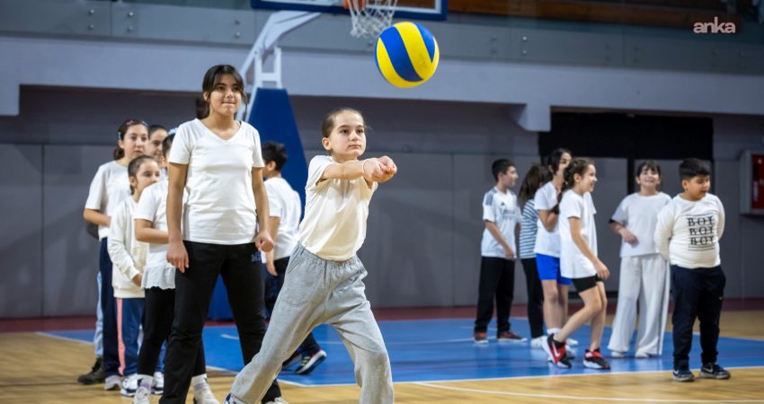 Konak Belediyesi’nin her yaştan vatandaşı sporla buluşturan Spor Okullarında yeni