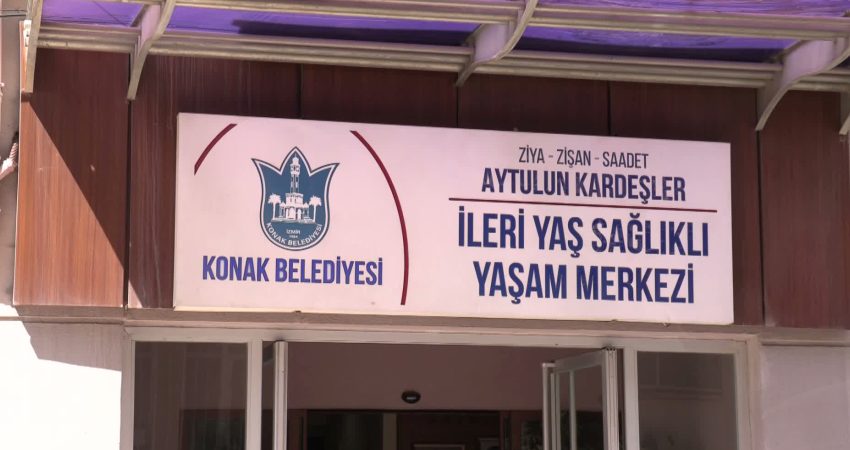Konak Belediyesi’nin İleri Yaş Sağlıklı Yaşam Merkezi’ni ziyaret eden Başkan