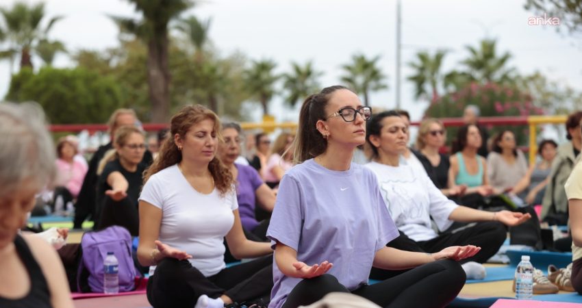 Konak’ta “Genç Ruh, Mutlu Beden” buluşması: Yoga, aerodans ve pilates Konak Belediyesi’nin “Genç Ruh, Mutlu Beden” etkinliği kapsamında Denizatı Parkı’nda