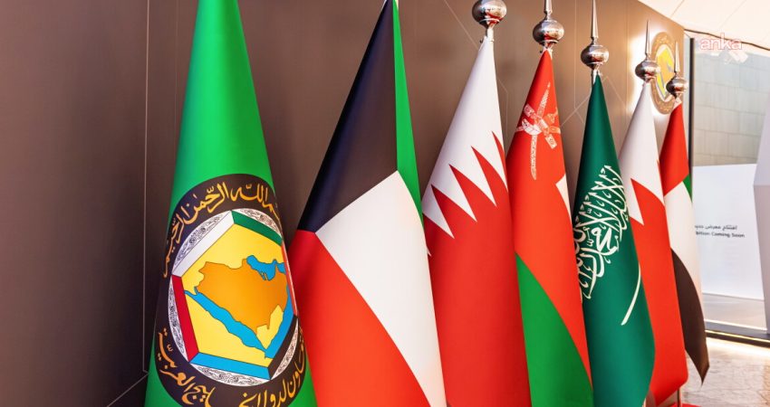Körfez ülkeleri İran’la bugün yapılacak toplantıyı iptal etti, Husiler, Suudi Arabistan’a yeni saldırı düzenledi Körfez ülkelerinin İran'la bugün yapılması planlanan toplantıyı ertelediği, Husilerin ise