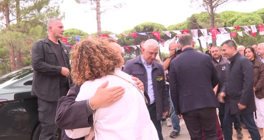 Bergama Kozak Yöresel Ürünler Şenliği’nde üreticiler ve yurttaşlarla buluşan İzmir