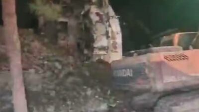 Küçükçekmece’de kentsel dönüşüm kapsamında yıkımı süren 8 katlı binanın ayakta