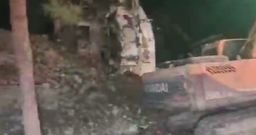 Küçükçekmece’de kentsel dönüşüm kapsamında yıkımı süren 8 katlı binanın ayakta