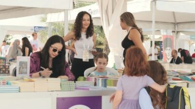 İZKİTAP, sonbaharın kendine özgü atmosferinde bir kez daha İzmir’in kalbi