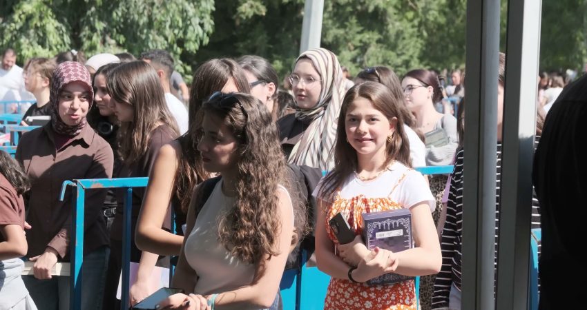 Kültürpark’ta kitap ve yazar buluşmaları sürüyor İzmir Büyükşehir Belediyesi ev sahipliğinde düzenlenen 8. İzmir Kitap Fuarı