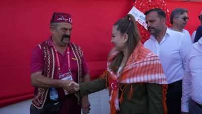 Kurtdere Mehmet Pehlivan Yağlı Güreşleri’nin yarı finalinde karşılaşan Mustafa Taş