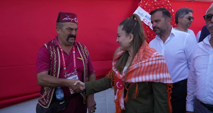 Kurtdere’de rakip olan Taş ve Aktürk, Elmalı’da birlik ve beraberlik mesajı verdi Kurtdere Mehmet Pehlivan Yağlı Güreşleri’nin yarı finalinde karşılaşan Mustafa Taş