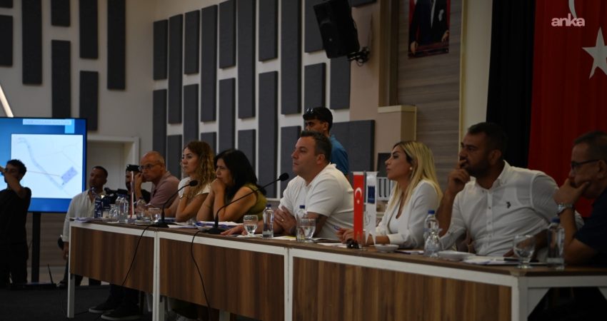 Kuşadası Belediye Meclisi'nin eylül ayı olağan toplantısında, Özer Türk Stadı’nın depreme