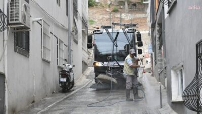Kuşadası Belediyesi, 7 gün 24 saat esasına göre sürdürülen temizlik çalışmaları