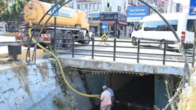 Kuşadası Belediyesi, Cumhuriyet Mahallesi’nde bulunan Damlacık Deresi’nde rutin temizlik ve