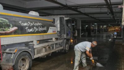 Kuşadası Belediyesi Temizlik İşleri Müdürlüğü’ne bağlı ekipler, kötü koku ve