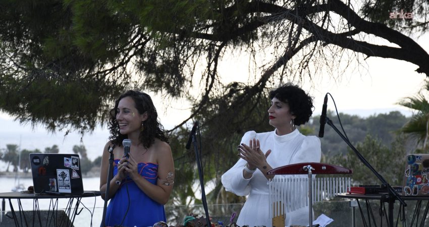 Kuşadası Belediyesi’nin ev sahipliğinde Güvercinada’da düzenlenen "Kıyıda Kalan Sesler" etkinliğinde,