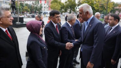 Kütahya Belediye Başkanı Eyüp Kahveci, çeşitli programlara katılmak üzere kente