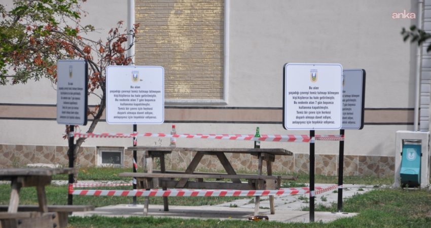 Lüleburgaz Belediyesi, Nedim Menekşe Parkı’nda kirletilerek bırakılan bir bankı, çevre
