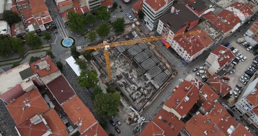 Lüleburgaz’da “Katlı Otopark ve Belediye Hizmet Ofisleri” projesinde çalışmalar sürüyor Lüleburgaz Belediyesi’nin kent merkezindeki otopark ihtiyacını azaltmak ve belediye hizmetlerinin