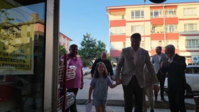 Saadet Partisi Genel Başkanı Mahmut Arıkan, bir öğrencinin kırtasiye ihtiyacının