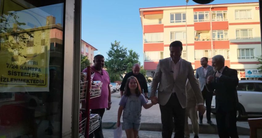 Saadet Partisi Genel Başkanı Mahmut Arıkan, bir öğrencinin kırtasiye ihtiyacının