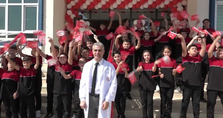 Malatya Valisi Yavuz 2026-2027 eğitim öğretim yılı açılışında konuştu: “Kafamızdaki o kutsal Batı ezberinden kurtulmalıyız” Malatya Valisi Seddar Yavuz, 2026-2027 eğitim öğretim yılı açılış konuşmasında,