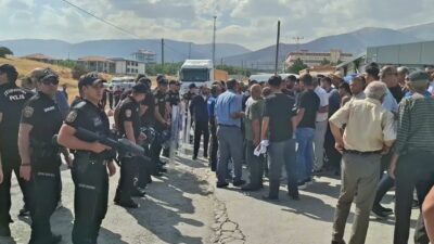 Malatya-Elazığ karayolu Sincik yol ayrımında üç otomobilin karıştığı kazada 37