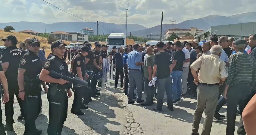 Malatya-Elazığ karayolu Sincik yol ayrımında üç otomobilin karıştığı kazada 37
