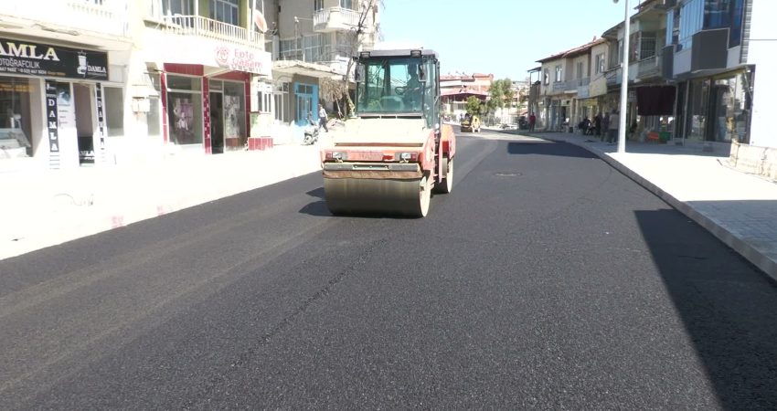 Manisa Büyükşehir Belediyesi, Selendi ilçe merkezindeki Atatürk Caddesi’nde altyapı çalışmalarının