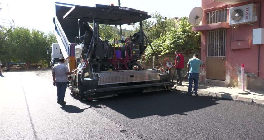 Manisa Büyükşehir Belediyesi’nden Ahmetli’de asfalt mesaisi: “4 bin ton sıcak asfalt” Manisa Büyükşehir Belediyesi, Ahmetli ilçesinde yol yapım ve asfaltlama çalışmalarını
