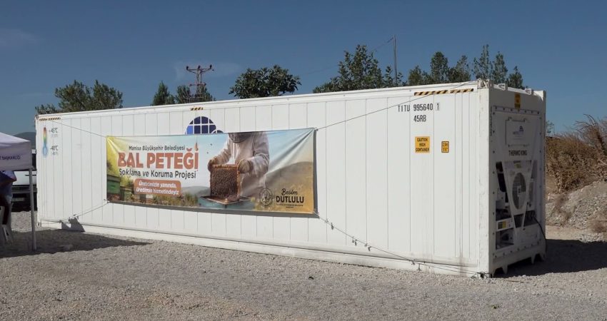 Manisa Büyükşehir Belediyesi’nden “Bal Peteği Muhafaza ve Koruma Projesi” Manisa Büyükşehir Belediyesi, arıcıların hasat sonrası önemli sorunlarından biri olan