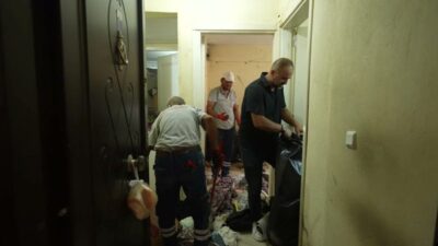 Manisa’nın Yunusemre ilçesinde bir apartmanın zemin katında uzun süredir biriktirilen