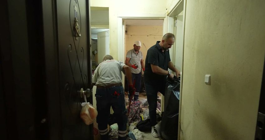Manisa Büyükşehir ve Yunusemre Belediyesi’nden çöp ev operasyonu Manisa’nın Yunusemre ilçesinde bir apartmanın zemin katında uzun süredir biriktirilen
